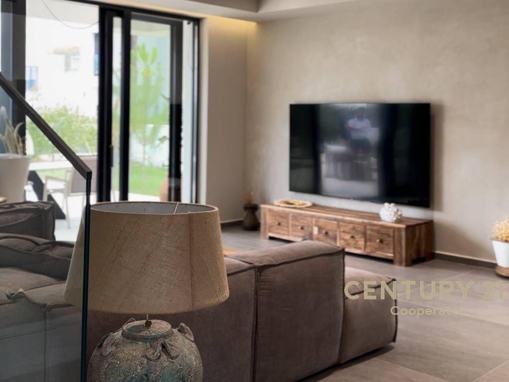 SHESIM VILE PREMIUM ME PISHINE NE SAN PIETRO RESORT, GJIRI I LALZIT