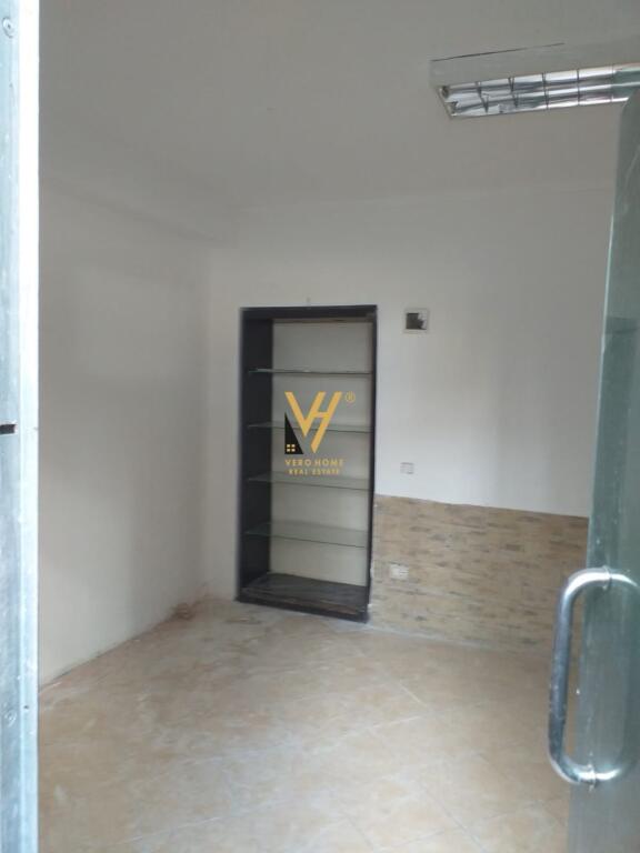 SHOP 20 M2 FOR RENT ON DIBRA STREET 250 EURO