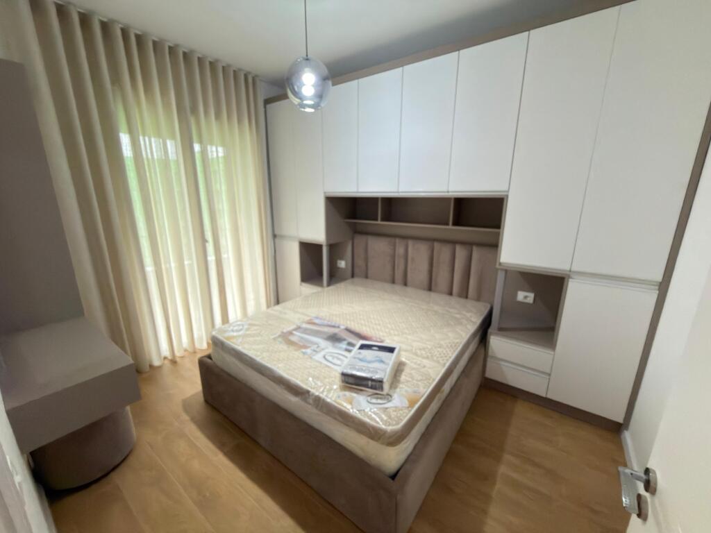 📣 AFFITTO 1+1, 5 Maji – Tirana 🏢 6° piano, con 2 ascensori ✨ Palazzo nuovo e ben mantenuto 💶 500 € / mese  