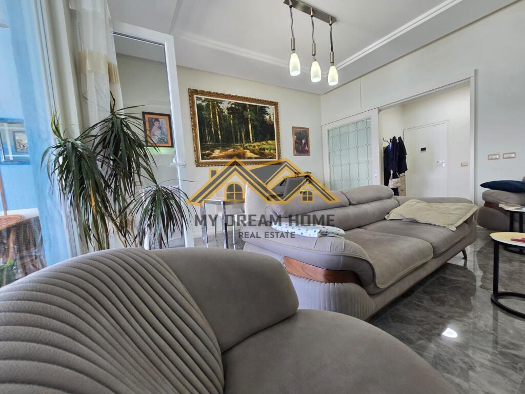 Shitet Penthouse Full me pamje nga deti ne zonen e Vollges.