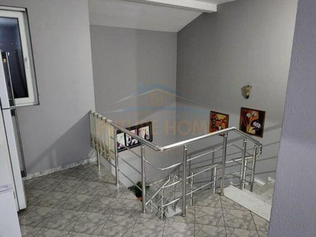 In vendita, villa su 3 piani, Sauk, Tirana