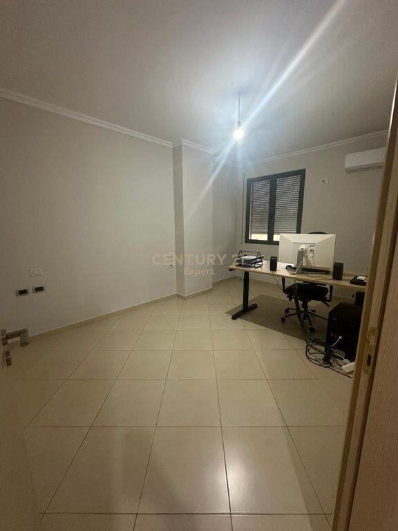 VENDIAMO APPARTAMENTO 3+1+2+ POSTO AUTO INCLUSO VICINO ALLO STADIO DINAMO! 350.000 €