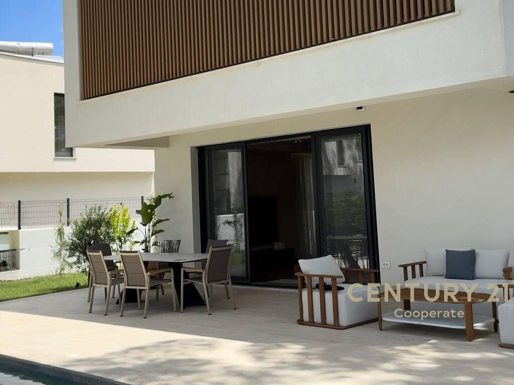 SHESIM VILE PREMIUM ME PISHINE NE SAN PIETRO RESORT, GJIRI I LALZIT