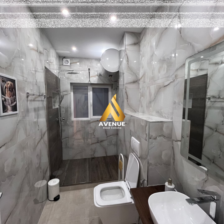 Jepet me qira apartament luksoz 1+1 – Myslym Shyri, Tiranë  💶 Qiraja: 650 € / muaj  Mundësi diskutimi në varësi të kushteve  Në një nga zonat më të kërkuara të Tiranës, në Myslym Shyr – vetëm pak hapa larg bankës BKT dhe të gjitha faciliteteve kryesore – ofrohet me qira një apartament 1+1 i arreduar në mënyrë moderne dhe tejet elegante.  📐 Tipologjia: 1+1  Pallat ekzistues, i qetë dhe i mirëadministruar  Kati: 5 i banimit, pallat egzistues  Totalisht i mobiluar me arredim luksoz  Ambient i ngrohtë, me organizim perfekt dhe dritë natyrale  Ky ambient është konceptuar dhe realizuar nga arkitekt profesionist, ku çdo element i brendshëm është menduar me kujdes, duke kombinuar estetikën me funksionalitetin. Çdo detaj – nga ndriçimi, mobilimi, deri tek materialet e përdorura – është zgjedhur për t’i ofruar banorit komoditet maksimal dhe ndjesi luksi.  Ky apartament është ideal për ata që kërkojnë një hapësirë moderne, të rehatshme dhe në një nga destinacionet më të preferuara të qytetit.  📞 Kontakti: 