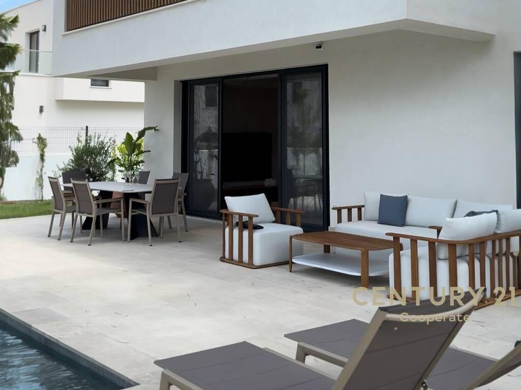 SHESIM VILE PREMIUM ME PISHINE NE SAN PIETRO RESORT, GJIRI I LALZIT