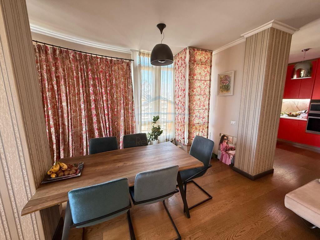 Shitet Duplex+Garsoniere, Pallati me Shigjeta