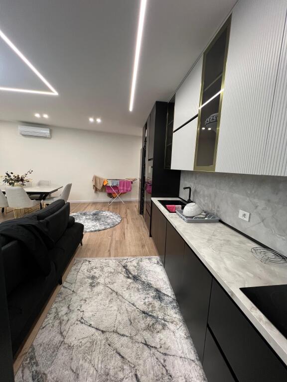 Shitet Super Apartament 1+1+Verande 330.000€  Rruga Mine Peza , Qender