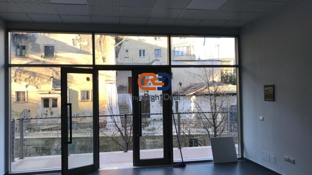 Tek Kompleksi Tower Bridge, Shitet Dyqan Me Fasade Xhami Ideal Per Investim !!!