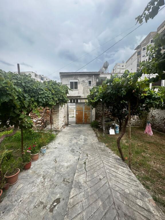 🏡 SHITET SHTËPI PRIVATE – PRANË POLICISË, DURRËS