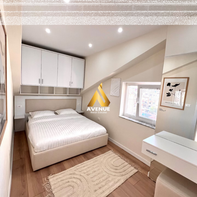 Jepet me qira apartament luksoz 1+1 – Myslym Shyri, Tiranë  💶 Qiraja: 650 € / muaj  Mundësi diskutimi në varësi të kushteve  Në një nga zonat më të kërkuara të Tiranës, në Myslym Shyr – vetëm pak hapa larg bankës BKT dhe të gjitha faciliteteve kryesore – ofrohet me qira një apartament 1+1 i arreduar në mënyrë moderne dhe tejet elegante.  📐 Tipologjia: 1+1  Pallat ekzistues, i qetë dhe i mirëadministruar  Kati: 5 i banimit, pallat egzistues  Totalisht i mobiluar me arredim luksoz  Ambient i ngrohtë, me organizim perfekt dhe dritë natyrale  Ky ambient është konceptuar dhe realizuar nga arkitekt profesionist, ku çdo element i brendshëm është menduar me kujdes, duke kombinuar estetikën me funksionalitetin. Çdo detaj – nga ndriçimi, mobilimi, deri tek materialet e përdorura – është zgjedhur për t’i ofruar banorit komoditet maksimal dhe ndjesi luksi.  Ky apartament është ideal për ata që kërkojnë një hapësirë moderne, të rehatshme dhe në një nga destinacionet më të preferuara të qytetit.  📞 Kontakti: 