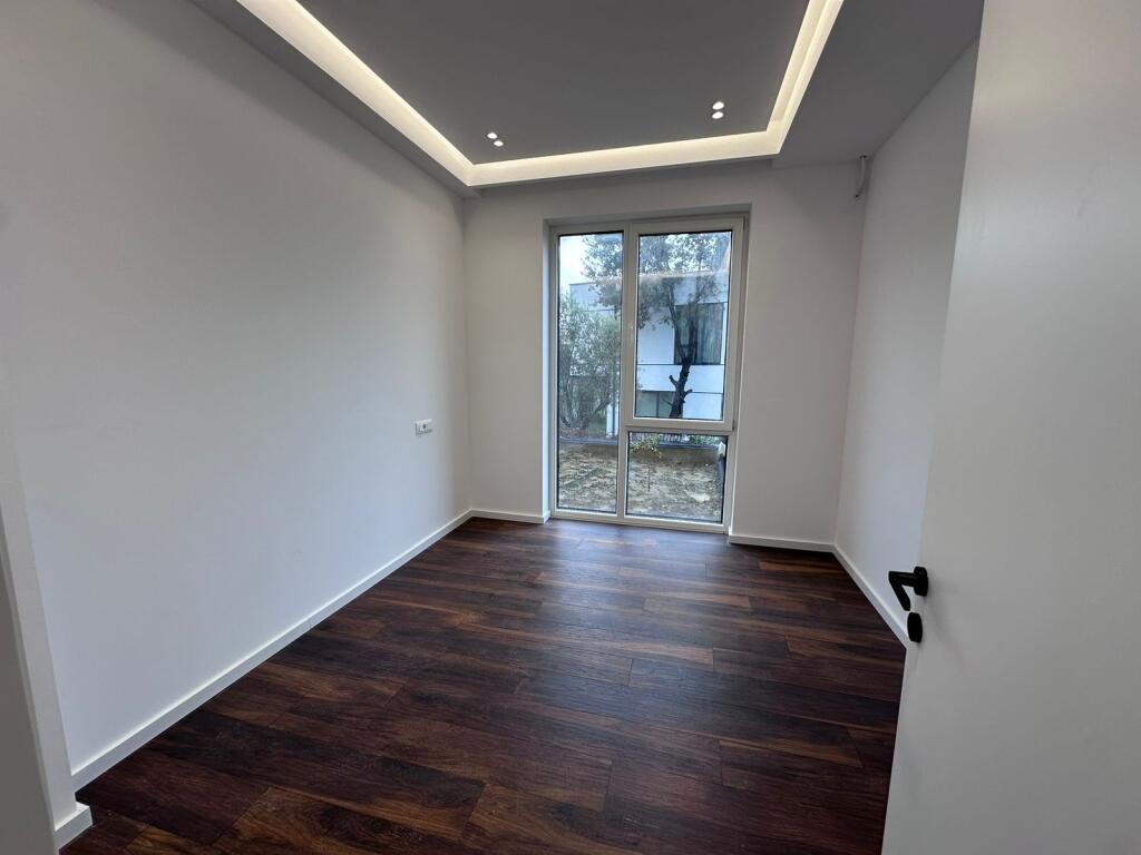 Vile me qera Luxury , Liqeni Thate