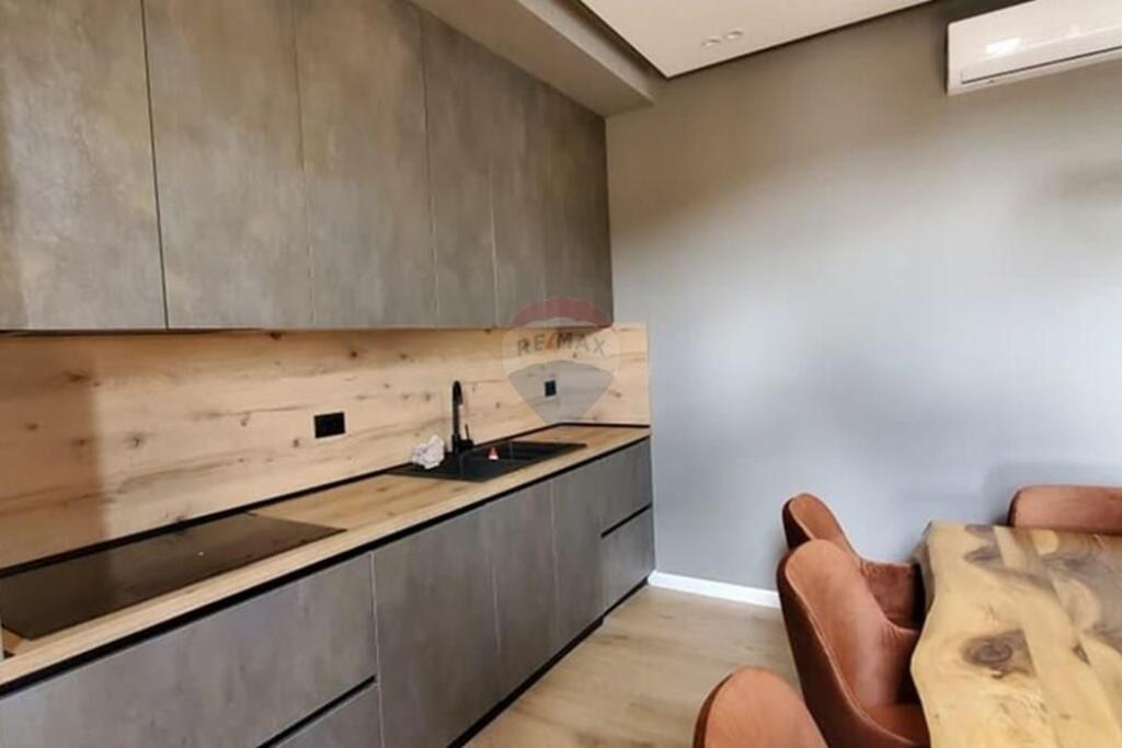 Residential building for rent on 5 Maji Street, Tirana