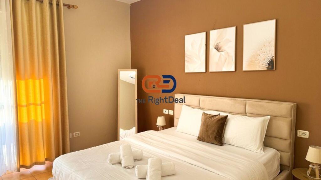 Prane Rruges Se Barrikadave, Shitet Apartament 1+1+Post Parkimi, Mundesi Ideale Investimi !!