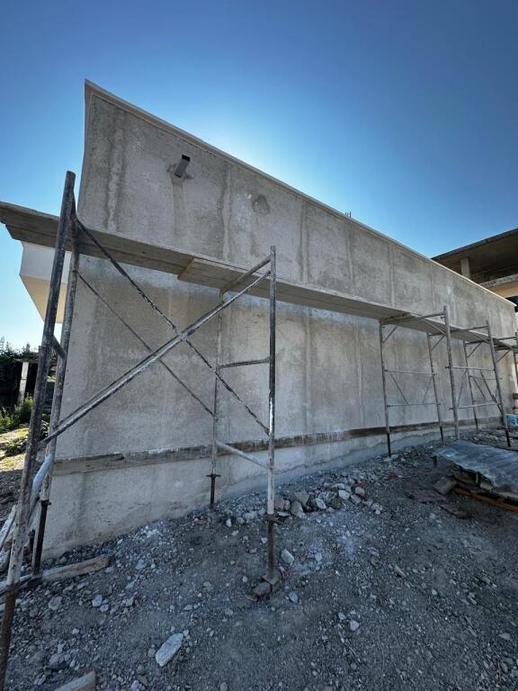 SHITEN 2 SHTEPI PRIVATE NJERA E PERFUNDUAR DHE TJETRRA NE PERFUNDIM E SIPER  RRESHBULL