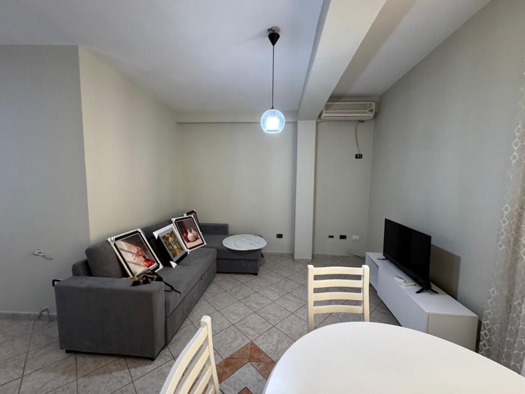 Shitet Super Apartament 1+1+Verande 330.000€  Rruga Mine Peza , Qender