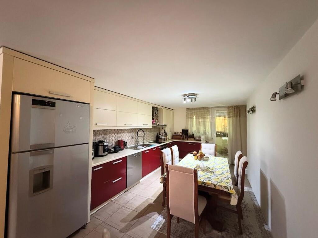 Panthouse 3+1,e mobiluar ,liqeni i thate,1500 euro me parkim