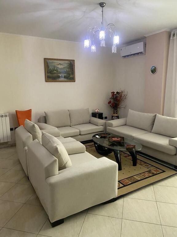 APARTAMENT ME QERA 3+1+2 QENDER 1000 EURO
