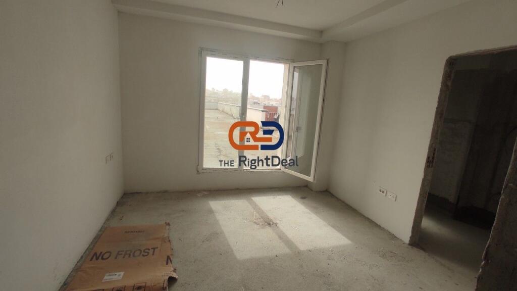 Tek Ali Demi, Shitet Apartament 2+1+2 Me Verande Te Bollshme !!!