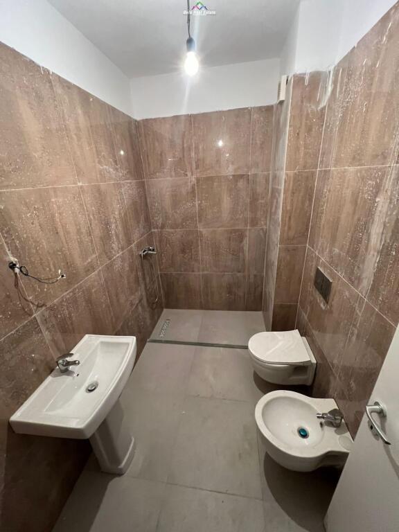 Zyre Me Qera 2+1+2 Tek Pazari i Ri (ID BZ2745) Tirane