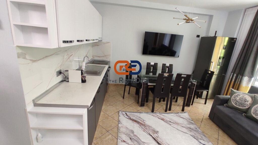 Tek Rruga Hoxha Tahsim, Jepet Me Qira Apartament 2+1 I Mobiluar !!!