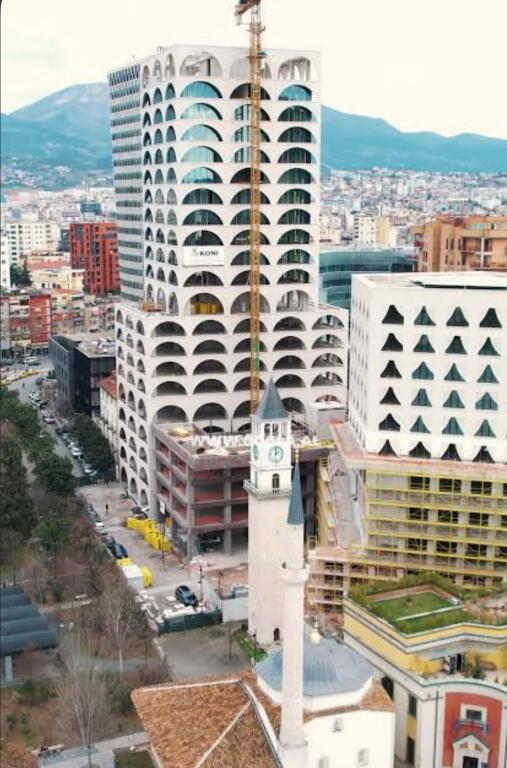 NJESI KOMERCIALE 236M2 PER QIRA BOOK BUILLDING!