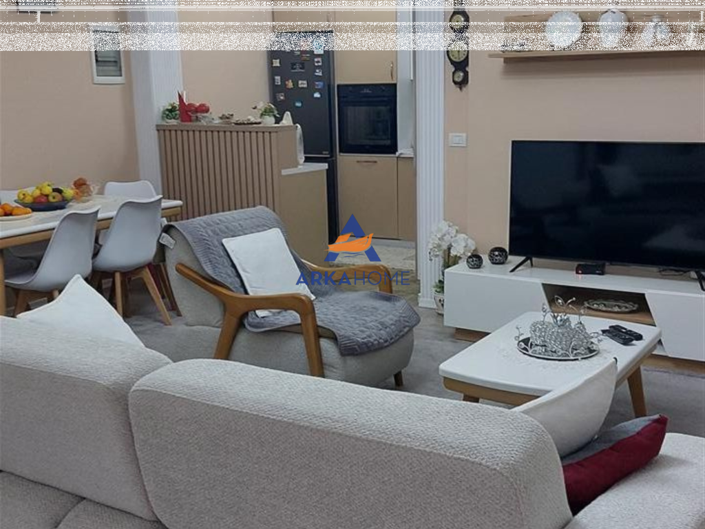 VENDESI APPARTAMENTO +NEGOZIO 2+1+BALCONE "RISTORANTE FRESKU" 225.000 EURO