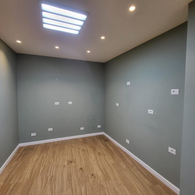 🏢 Zyrë me Qira – Lake View, Tirane