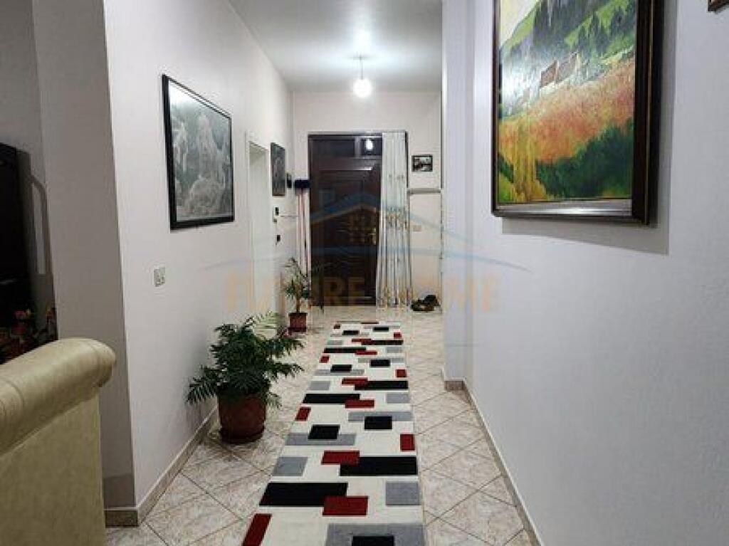 In vendita, villa su 3 piani, Sauk, Tirana