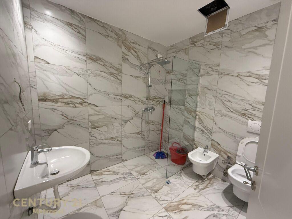 Appartamento con veranda in vendita a Lake View Residence, vicino a Rruga e Kosovareve! 448.000 €