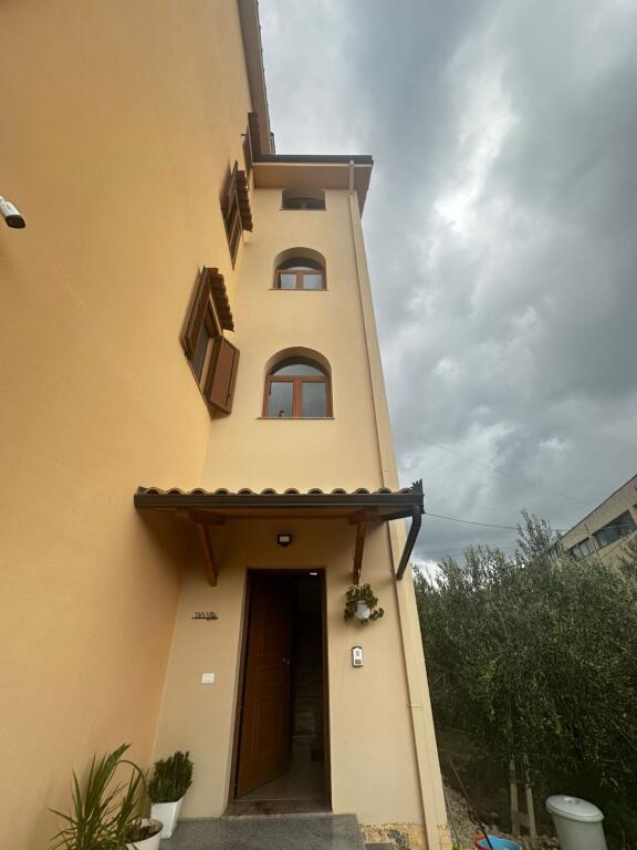 ✨ Në shitje – Vilë 4-katëshe luksoze! ✨ Shkallnure