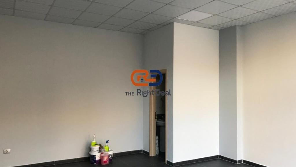 Tek Kompleksi Tower Bridge, Shitet Dyqan Me Fasade Xhami Ideal Per Investim !!!