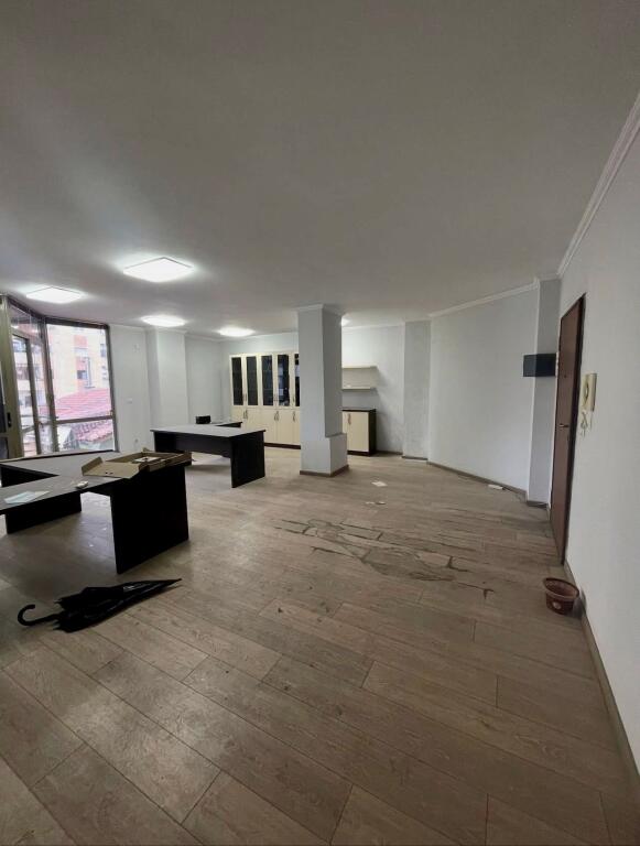 📣 SHITET Apartament 2+1 Me Ballkon 📍 21-Dhjetori, Prane Hotel "Mondial" ✨