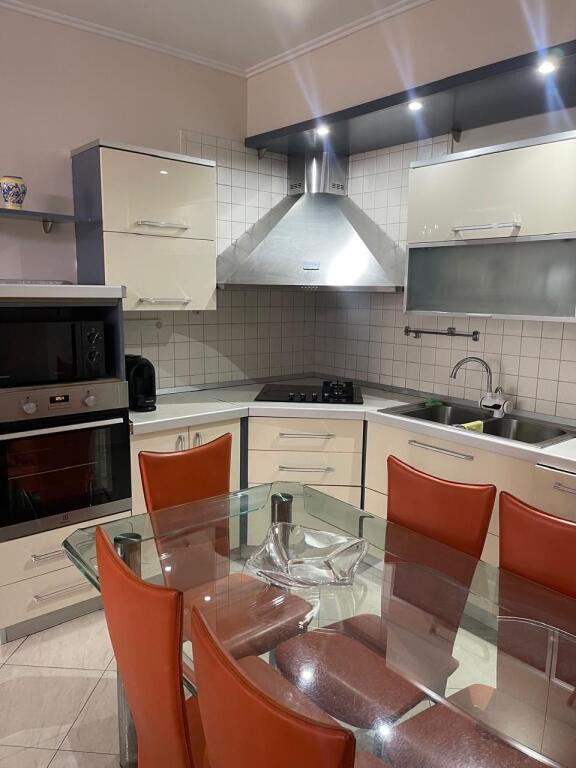 APARTAMENT ME QERA 3+1+2 QENDER 1000 EURO