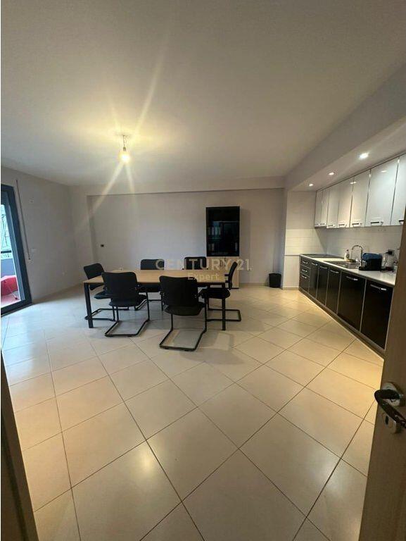 VENDIAMO APPARTAMENTO 3+1+2+ POSTO AUTO INCLUSO VICINO ALLO STADIO DINAMO! 350.000 €