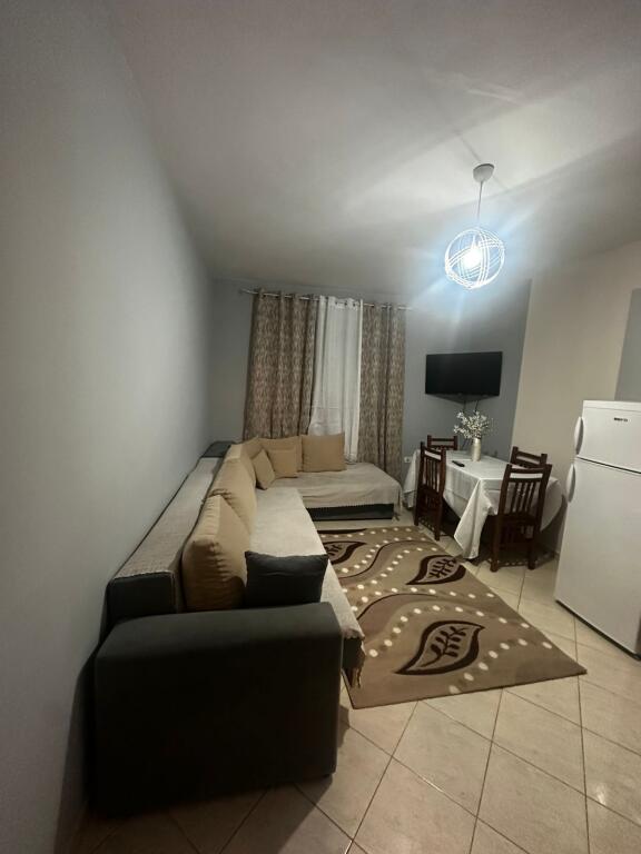 🏡 APARTAMENT ME QERA 1+1 – Plazh, përballë Florides, Durrës