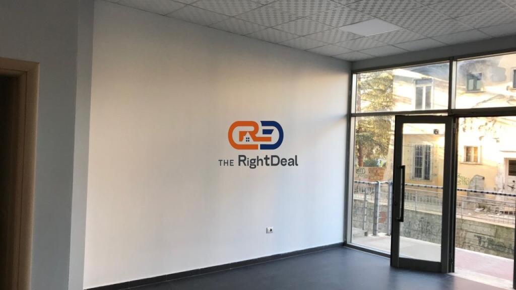 Tek Kompleksi Tower Bridge, Shitet Dyqan Me Fasade Xhami Ideal Per Investim !!!