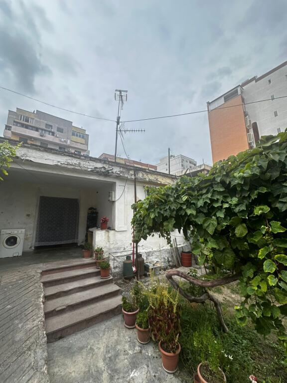 🏡 SHITET SHTËPI PRIVATE – PRANË POLICISË, DURRËS