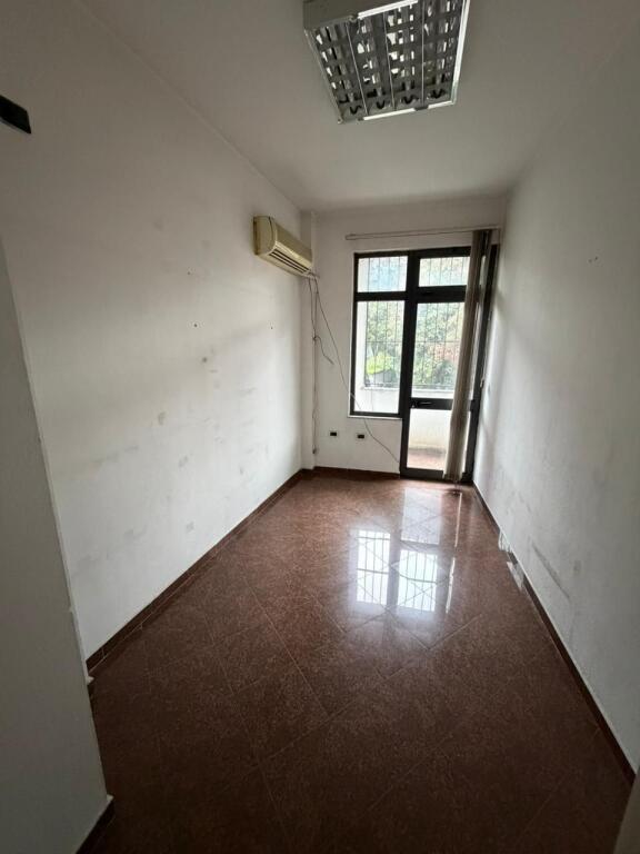 🏢 JEpet me qera Godinë 3-Katëshe në Myslym Shyri – Perfekte për Biznes!!