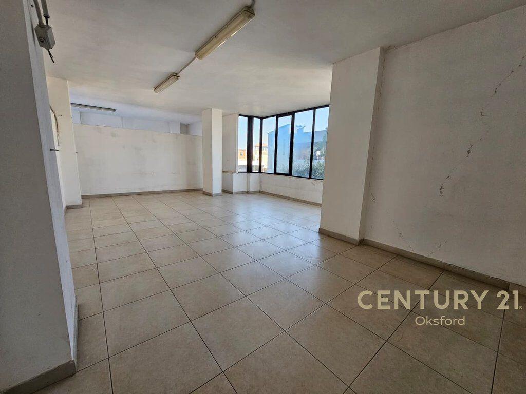 JAPIM ME QIRA AMBIENT KOMERCIAL NE INSTITUT, BUZE RRUGES KRYESORE