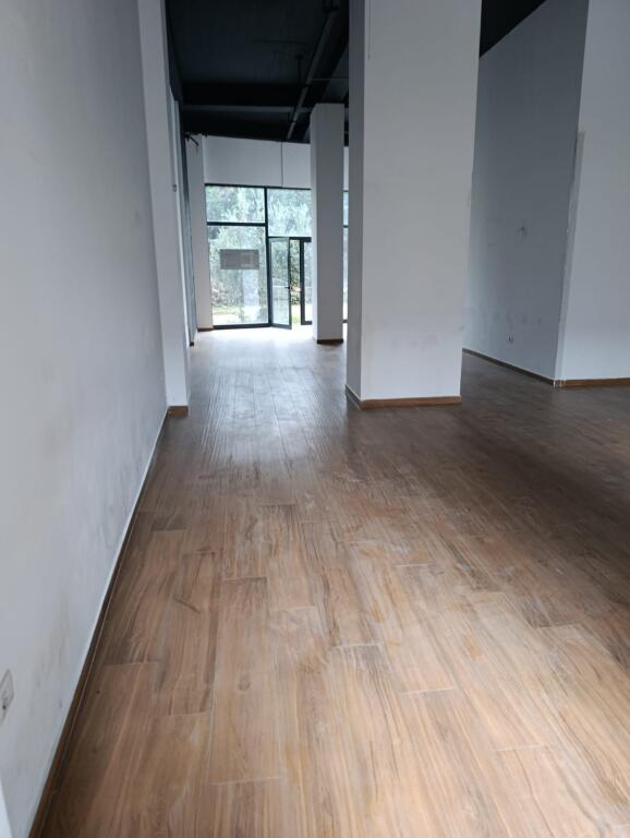 Jepet me qira ambient komercial, 139 m² – Afer Kompleksit Jolla | 1,500 €/muaj