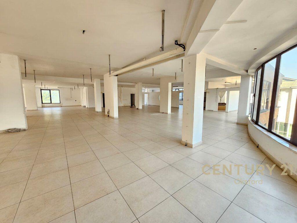 JAPIM ME QIRA AMBIENT KOMERCIAL NE INSTITUT, BUZE RRUGES KRYESORE