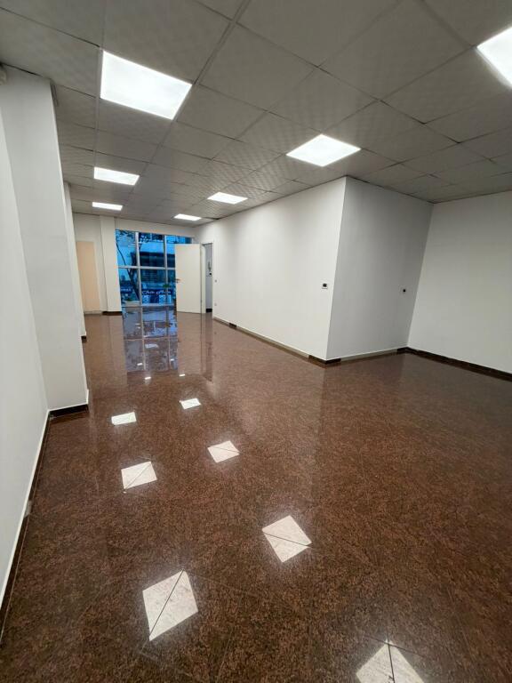 🏢 Shitet Godinë 3-Katëshe në Myslym Shyri – Perfekte për Biznes