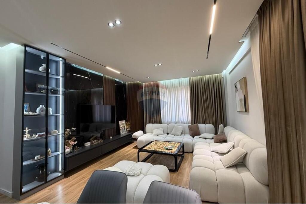 Shitet Apartament 3+1+2 në Astir