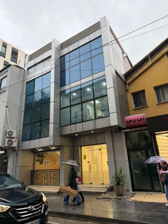 🏢 Shitet Godinë 3-Katëshe në Myslym Shyri – Perfekte për Biznes