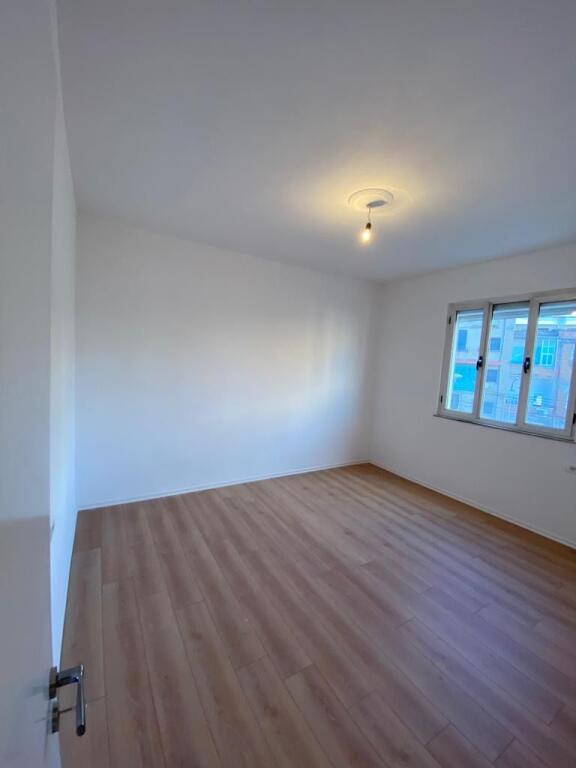 Shitet apartament 1+1 te Komuna e Parisit!