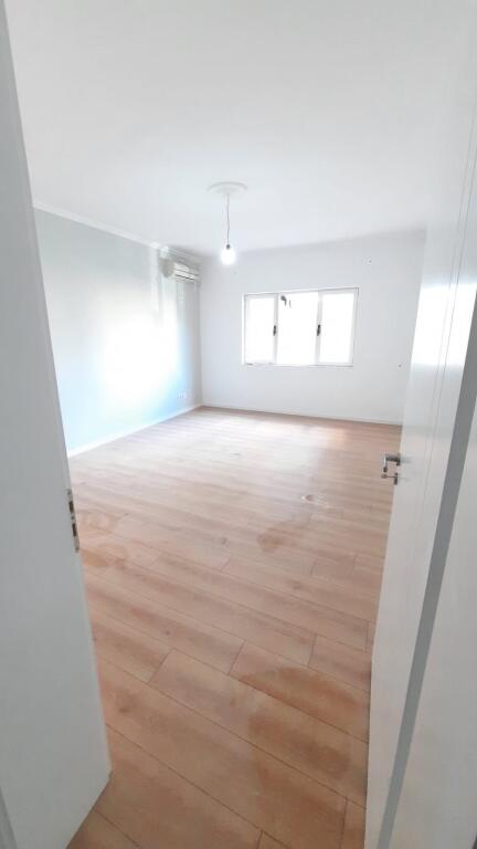 Shitet apartament 1+1 te Komuna e Parisit!