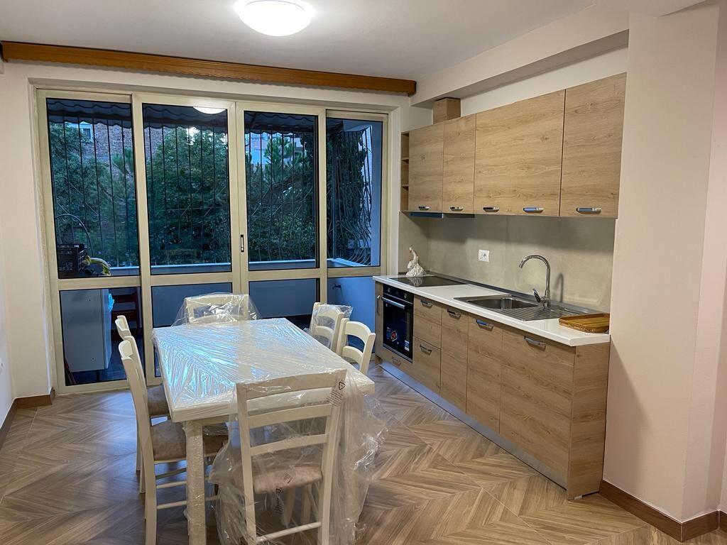 Shtepi  me qera, per  Banim ne Pallat Egzistues 3+1,  ID   Elar2 13870   -   €  750  