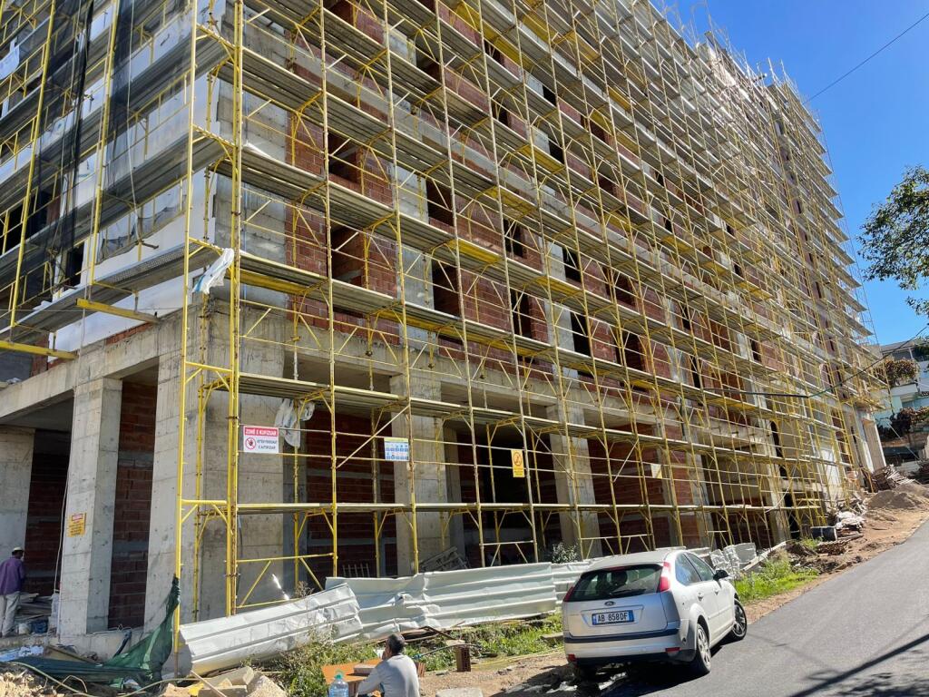 Garsionere per shitje tek rruga Ali Demi