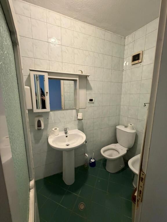 🏢 JEpet me qera Godinë 3-Katëshe në Myslym Shyri – Perfekte për Biznes!!