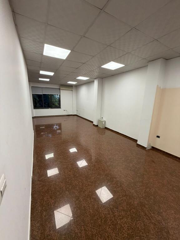 🏢 Shitet Godinë 3-Katëshe në Myslym Shyri – Perfekte për Biznes